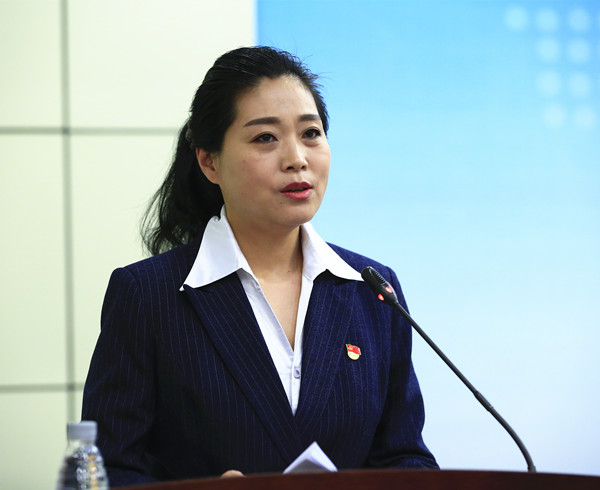 八五四农场宣传部长田萍作吴进堂同志先进事迹报告水稻中心李红宇副