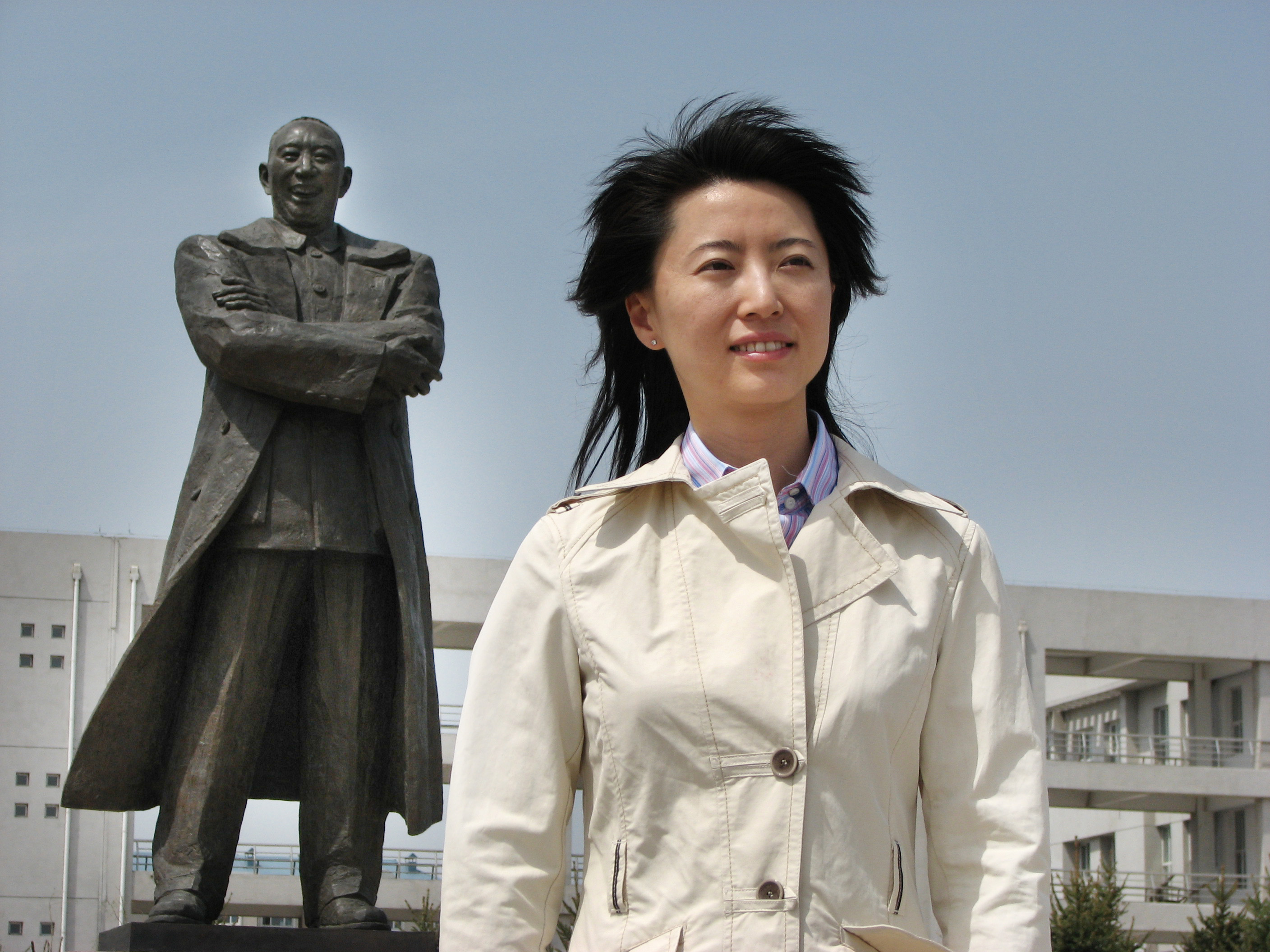 3、2006年，王震将军雕像落成。5月21日，王震孙女王京川来校庆贺并向将军雕像献花.jpg