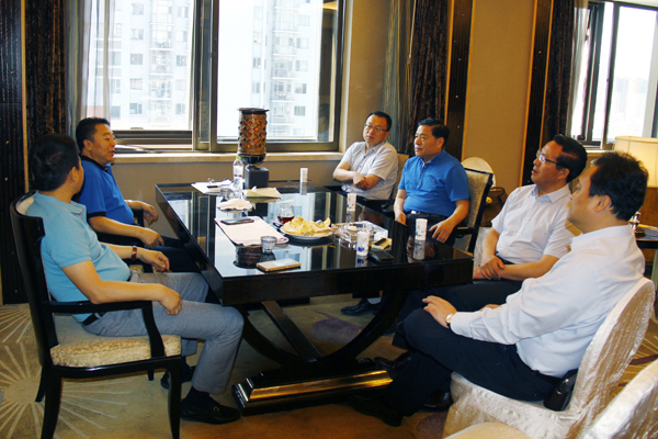 李佐同一行与王忠明(左二)进行会谈王忠明是深圳市建筑工程股份有限