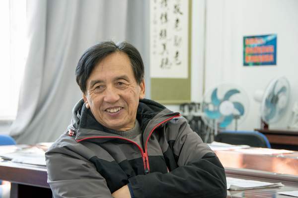 七旬,但依然精神矍铄,头发乌黑发亮,眉宇间透漏出一种刚毅正直的气息