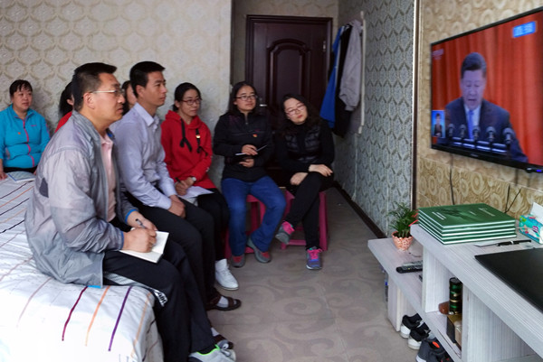 第五期青年教师生产一线实践学习班在友谊农场驻地观看大会直播.jpg