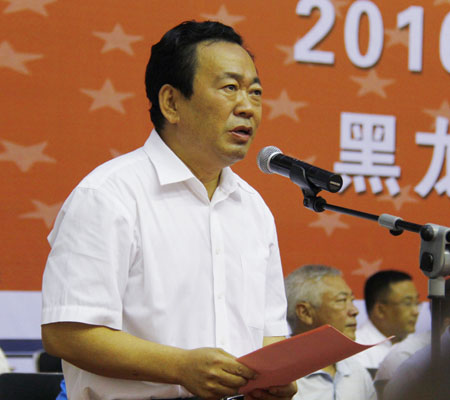 于立河副校长主持开幕式大庆市第五十中学教师,国家级裁判员贾乃真